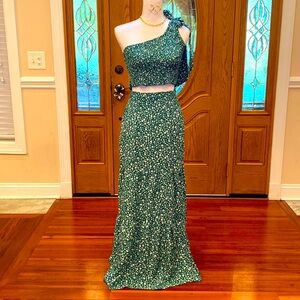 💚 NWOT 2 piece maxi skirt and one shoulder tie top 💚